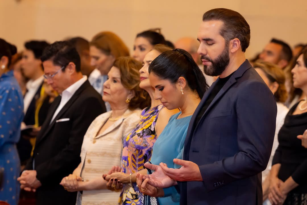 chamaguaJR's tweet photo. Nuestro Presidente Nayib Bukele y a la Primera Dama en la bendición e inauguración de la Iglesia Nuestra Señora de Fátima. Este templo, más que una edificación, representa el refugio espiritual y la esperanza de miles de familias que buscan fortalecer su fe. Es un honor ser testigos de cómo un espacio sagrado se convierte en el corazón de una comunidad que camina unida hacia la paz y la trascendencia.