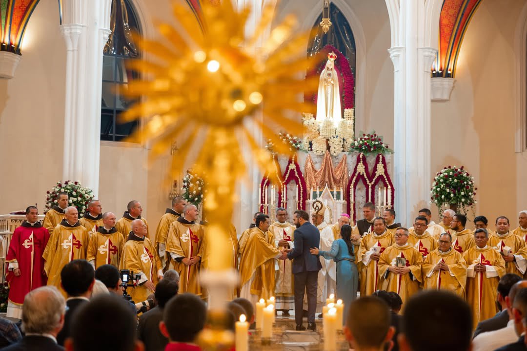 chamaguaJR's tweet photo. Nuestro Presidente Nayib Bukele y a la Primera Dama en la bendición e inauguración de la Iglesia Nuestra Señora de Fátima. Este templo, más que una edificación, representa el refugio espiritual y la esperanza de miles de familias que buscan fortalecer su fe. Es un honor ser testigos de cómo un espacio sagrado se convierte en el corazón de una comunidad que camina unida hacia la paz y la trascendencia.