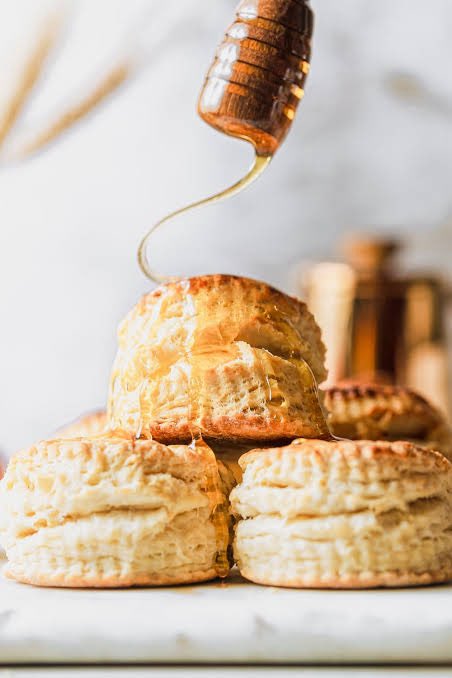 CorinnePulitzer's tweet photo. Today #Foodies are celebrating one of the South’s most popular #QuickBreads! It’s #NationalButtermilkBiscuitDay & flakey & soft no yeast staples are in the spotlight all day! @Pillsbury @piesnthighs @BirdDogCafe @NationalDayCal @Bisquick @HeyWhatDay @DiningGuide2Day https://t.co/7kXXHvoBbV