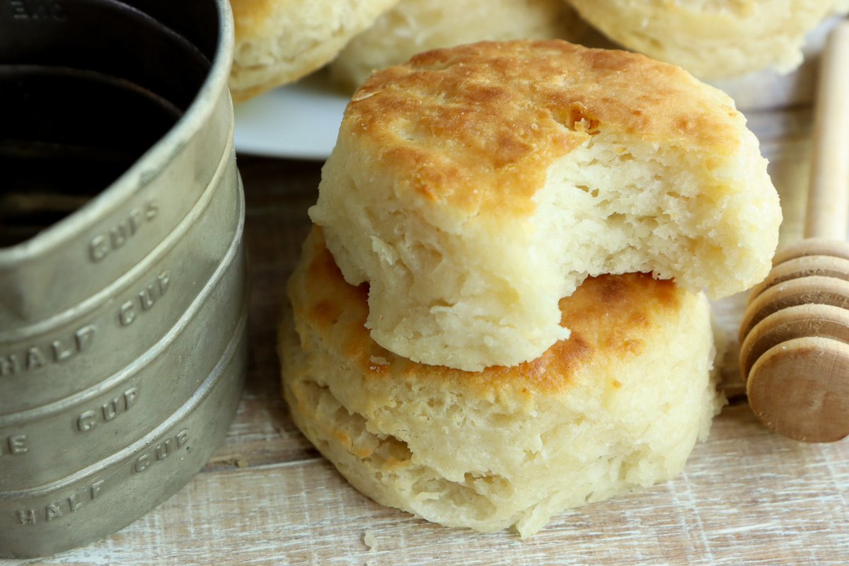 CorinnePulitzer's tweet photo. Today #Foodies are celebrating one of the South’s most popular #QuickBreads! It’s #NationalButtermilkBiscuitDay & flakey & soft no yeast staples are in the spotlight all day! @Pillsbury @piesnthighs @BirdDogCafe @NationalDayCal @Bisquick @HeyWhatDay @DiningGuide2Day https://t.co/7kXXHvoBbV