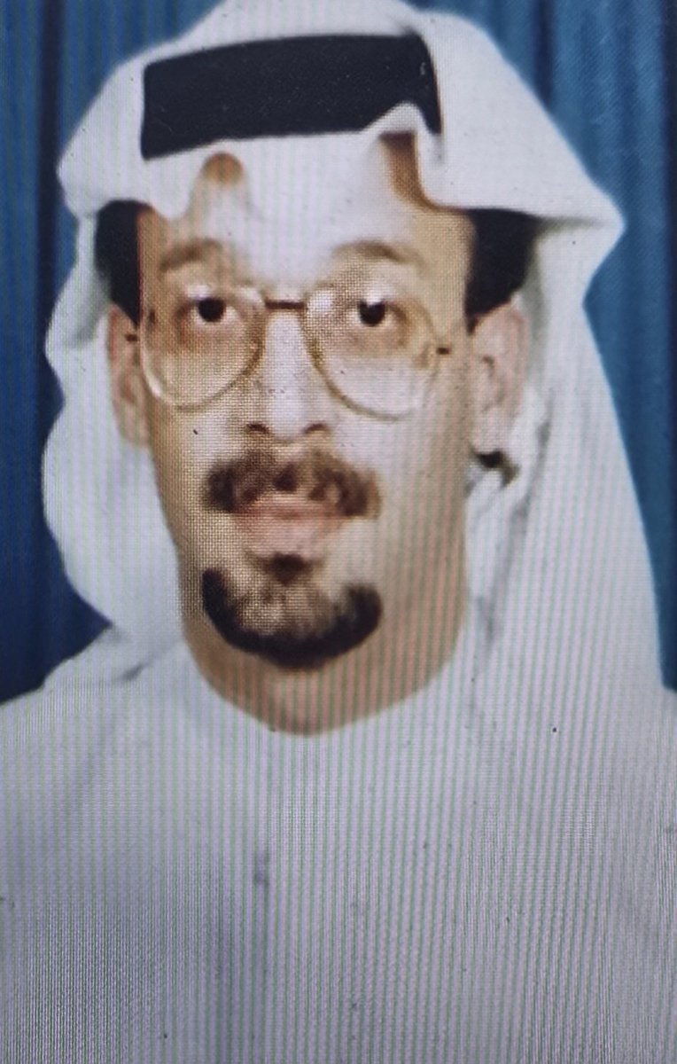 saud_abdulghani's tweet photo. السيد عبدالله بن حسين بن محمـد صالح خلوصي رحمه الله، ولد في المدينة المنورة خلال شهر ربيع الأول من عام 1388هـ ونشأ وتـرعرع بـها، درس المرحلة الابتدائيـة بالمدرسـة المحمديـة، والمرحلة المتوسطة في مدرسة عبادة بن الصامت، والمرحلة الثانويـة مـن الثانويـة التجاريـة بجدة، عمل بشركة النقل الجمـاعي بالمدينة المنورة، ثم انتقل إلى جـدة وعمل بشركة عبداللطيف جميـل، ثم عـمـل مُحاسباً بشركـة الأنظـمـة التقنـيـة STS إلى جـانـب عملـه الأساسي عمل في التجارة وأنشأ مؤسسة وفتح محل للملابس الداخلـيـة الرجـاليـة، ومحل للعطور والعـود بمركـز الشعلة بجدة، كان متزوجاً وقد رزقه الله بولد وثلاث من البنات، عـانى من المرض كثيراً جعل الله مُعاناته في موازين حسناته، توفي السيد عبدالله بن حسين بن محمد صالح خلوصي بجدة خلال شهر ربيـع الأول مـن عـام 1423هـ عـن عـمر يُنـاهز الـ 35 عـامـاً وتـم نقـلـه إلى المدينة المنـورة ودفن في بقيع الغرقد، رحمه الله وأسكنه فسيح جناته (المصدر خاله السيد طه أحمد الخياري).