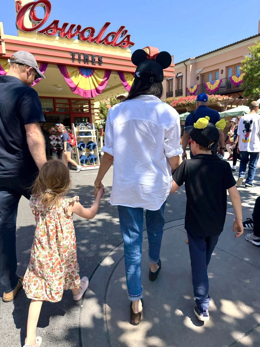UnJourSansMoi's tweet photo. This family will always have my love and support.🥰❤️ https://t.co/XKvRrhi6nC