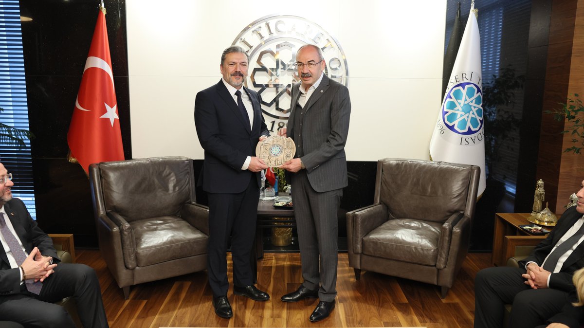 Kayserito's tweet photo. 📍 MÜSİAD Kayseri ve MÜSİAD Hollanda heyetlerini Odamızda ağırladık

Başkanımız Ömer Gülsoy, Yönetim Kurulu Üyelerimiz Erol Sırkılı ve Mustafa Okutan ile birlikte; MÜSİAD Kayseri Şube Başkanı Sn. Ferhat Akmermer, MÜSİAD Hollanda ��ube Başkanı Sn. Ali Köklü ve kıymetli yönetim kurulu üyelerini odamızda konuk etti.

Kayseri’den Avrupa’ya uzanan ticari iş birliklerinin ve ortak projelerin değerlendirildiği bu anlamlı ziyaret için Sn. Akmermer ve Sn. Köklü nezdinde tüm heyetlere teşekkür eder, çalışmalarında başarılar dileriz.

@Omer_Gulsoy_KTO 
@MUSIAD_Kayseri 
@FERHATAKMERMER 
@AKoklu 
@MusiadNederland