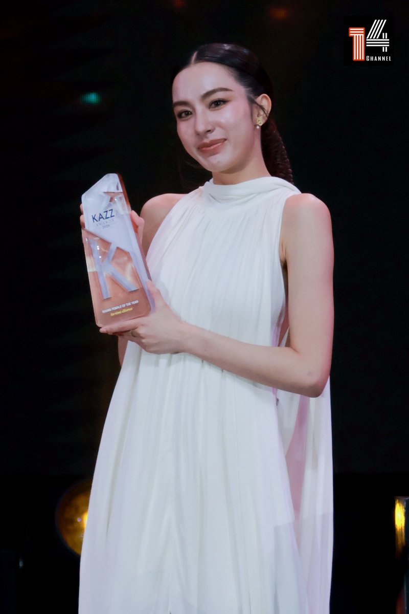 fourteenchannel's tweet photo. ขอแสดงความยินดีกับ " เอนจอย ธิดารัตน์" ได้รับรางวัล "ดาวรุ่งหญิงมาแรงแห่งปี Rising Female Of The Year" ในงาน "KAZZ AWARDS 2026" 🏆✨

ENJOYJUNE X KAZZ AWARDS 2026
#KAZZAWARDS2026xEnjoyJune

#EnjoyJune #Enjoyyotdr #Junenannirin
#KAZZAWARDS2026 https://t.co/16STjMJN1N