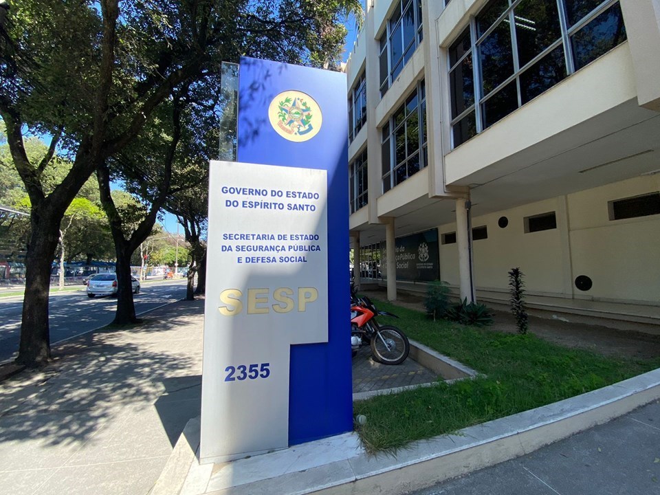 GovernoES's tweet photo. O governador do Estado assinou o Decreto nº 6.414-R, que institui a Comissão Estadual de  Prevenção e Conciliação de Conflitos Fundiários, com coordenação da Secretaria da Segurança Pública e Defesa Social. 

Leia: https://t.co/gpyqKhaNwK https://t.co/Bcx1l7rpjO