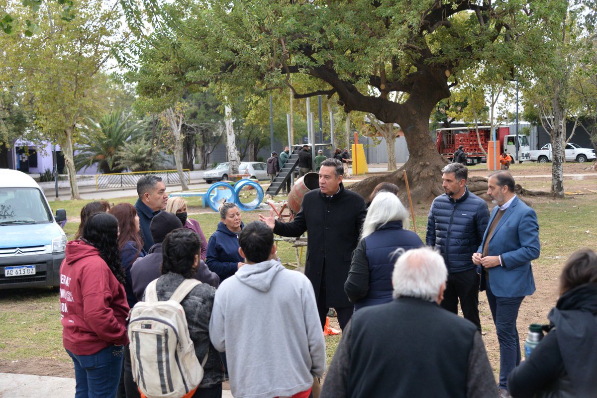 miguelsiciliano's tweet photo. ¡LA RESTAURACIÓN DE LA PLAZA JERUSALÉN VA A TODA MARCHA!

Junto a los vecinos de #LosPlátanos recorrimos la obra de puesta en valor de la Plaza Jerusalén, que está en el corazón del barrio. Renovamos los senderos, estamos instalando juegos, equipos de gimnasia, vamos a pintarla y parquizarla, para que la disfruten los cordobeses de toda la zona. Las plazas son el patio de mucha gente que no tiene, son el lugar de encuentro de la comunidad, donde los niños juegan, donde los más grandes se relajan tomando un mate. Restaurarlas es una forma de mejorar la calidad de vida de la gente. Seguimos haciendo por #Córdoba.

#HacerParaCrecer