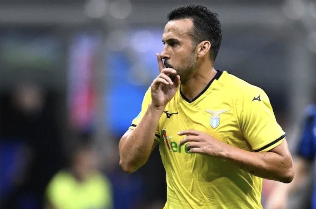 napolista's tweet photo. Gli interisti ancora rosicano per #Pedro e lo scudetto dello scorso anno. Di Thomas Tammaro.

Esultanza sul web per la pallonata che #LuisHenrique gli tira in faccia. Tutti quei fischi a Pedro perché lo scorso anno fece il suo dovere, lui non si chiama #Bastoni

https://t.co/icCqyBd2Vj