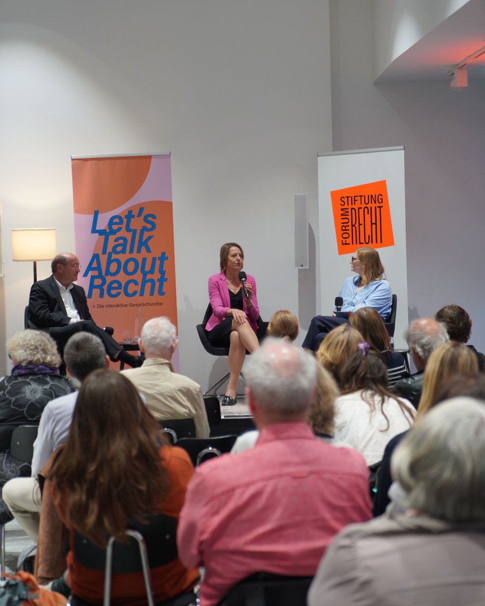 DasForumRecht's tweet photo. (Un)abhängige Justiz: Wie schützen wir unsere Gerichte? ⚖️
Darum ging es am Mittwoch #LetsTalkAboutRecht in #Karlsruhe. Zu Gast waren Stefanie Otte, Präsidentin des Oberlandesgerichts Celle und Prof. Dr. Malte Graßhof, Präsident des Verfassungsgerichtshofs Baden-Württemberg. https://t.co/Rs66X4aEbi