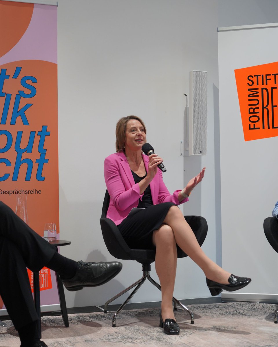 DasForumRecht's tweet photo. (Un)abhängige Justiz: Wie schützen wir unsere Gerichte? ⚖️
Darum ging es am Mittwoch #LetsTalkAboutRecht in #Karlsruhe. Zu Gast waren Stefanie Otte, Präsidentin des Oberlandesgerichts Celle und Prof. Dr. Malte Graßhof, Präsident des Verfassungsgerichtshofs Baden-Württemberg. https://t.co/Rs66X4aEbi