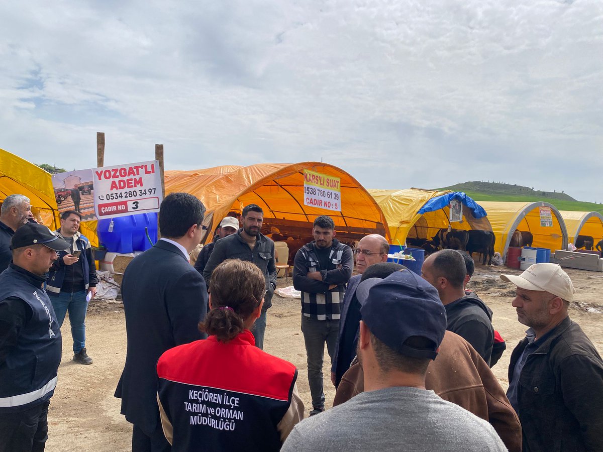 ankaratarim's tweet photo. Kurban Bayramı öncesi kurban pazarlarında yapılan denetimleri yerinde inceleniyor!
Geçici Kurban Satış yerlerinde pazara gelen hayvanların sağlık raporlarını, pasaport ve küpeleri kontrol edilmektedir.
#kurban #kurbanlık #bayram #büyükbaş #küçükbaş https://t.co/zZMoil4teD