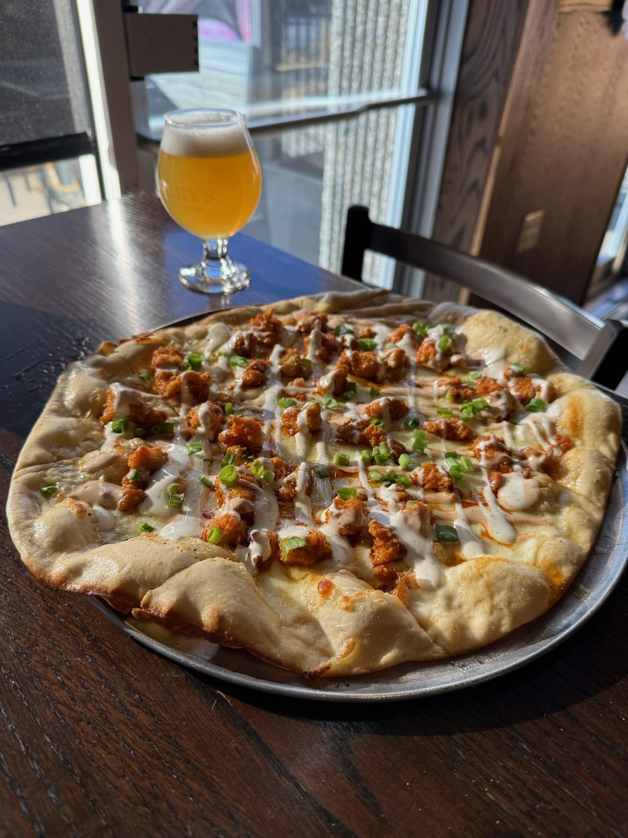 BarleysOP's tweet photo. Spice up your Thursdays at Barley’s 🌶️🍕
Our Stroud’s Spicy Chicken Pizza is stacked with cracklin’ crust, creamy alfredo, spicy chicken, and finished with ranch + chipotle drizzle for the perfect kick. 🔥Only here on Thursdays! 

Wash it down with:
🍻 $5 Pints
🍺 $7 Tulips https://t.co/HhXnr3nuOR
