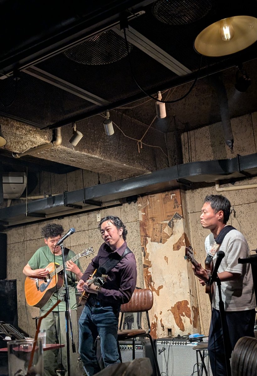 tetsupee0329's tweet photo. 荒天の中、和田直樹氏との今池meeting、和田さんのステージ、素晴らしかったです。今回はvalentine drive店主、野村さんの好采配、3人でのギターセッションは見応えがありました。箸休めポジションは、ちゃんと務まっただろうか…(笑) いやー楽しかった。ありがとうございました。 https://t.co/rbmULsn9u1
