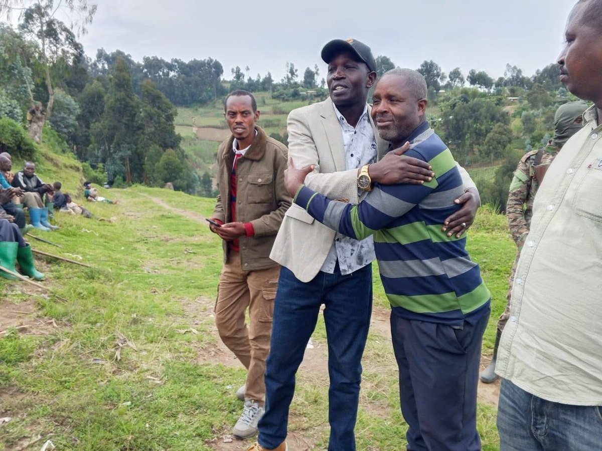 kivunewstoday's tweet photo. 🚨 MASISI 🚨
L’administrateur du territoire de #Masisi, #NDIZEYE #RUTEBUKA Emmanuel, a procédé à la remise de sept vaches à l’éleveur #Eliya #BIZEYIKI, habitant de #Rushoga, en guise de compensation après le massacre de ses bêtes par des individus non identifiés le 3 mai dernier.
Lors de cette cérémonie empreinte d’émotion, il a rappelé l’engagement des autorités à garantir la sécurité des citoyens et de leurs biens, déclarant : « Nous protégeons la population et ses biens ».
Ce geste est largement salué par les habitants, qui y voient un message fort d’espoir, de solidarité et de retour progressif à une paix durable dans cette région longtemps affectée par l’insécurité.
@kivunewstoday
