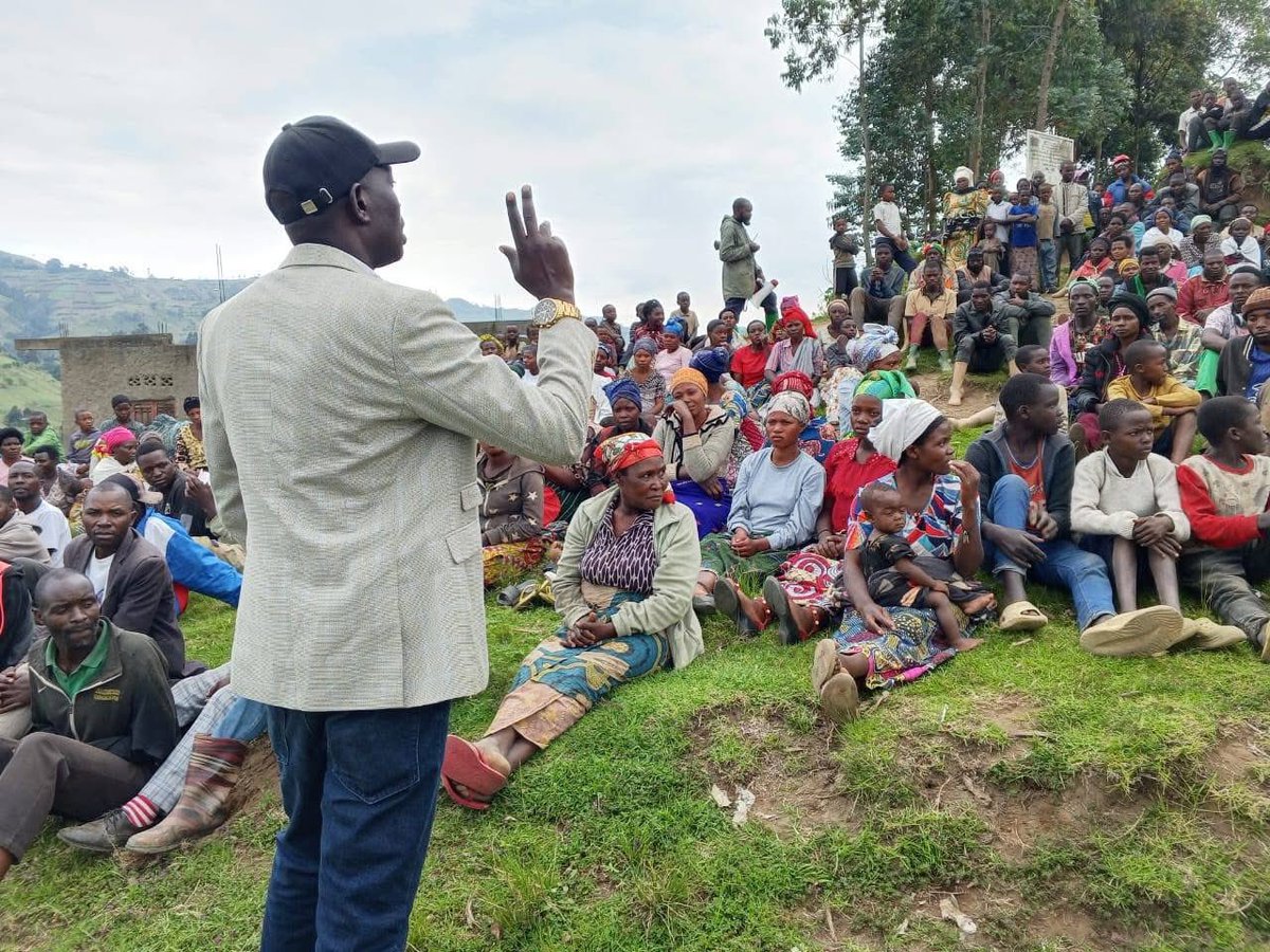 kivunewstoday's tweet photo. 🚨 MASISI 🚨
L’administrateur du territoire de #Masisi, #NDIZEYE #RUTEBUKA Emmanuel, a procédé à la remise de sept vaches à l’éleveur #Eliya #BIZEYIKI, habitant de #Rushoga, en guise de compensation après le massacre de ses bêtes par des individus non identifiés le 3 mai dernier.
Lors de cette cérémonie empreinte d’émotion, il a rappelé l’engagement des autorités à garantir la sécurité des citoyens et de leurs biens, déclarant : « Nous protégeons la population et ses biens ».
Ce geste est largement salué par les habitants, qui y voient un message fort d’espoir, de solidarité et de retour progressif à une paix durable dans cette région longtemps affectée par l’insécurité.
@kivunewstoday