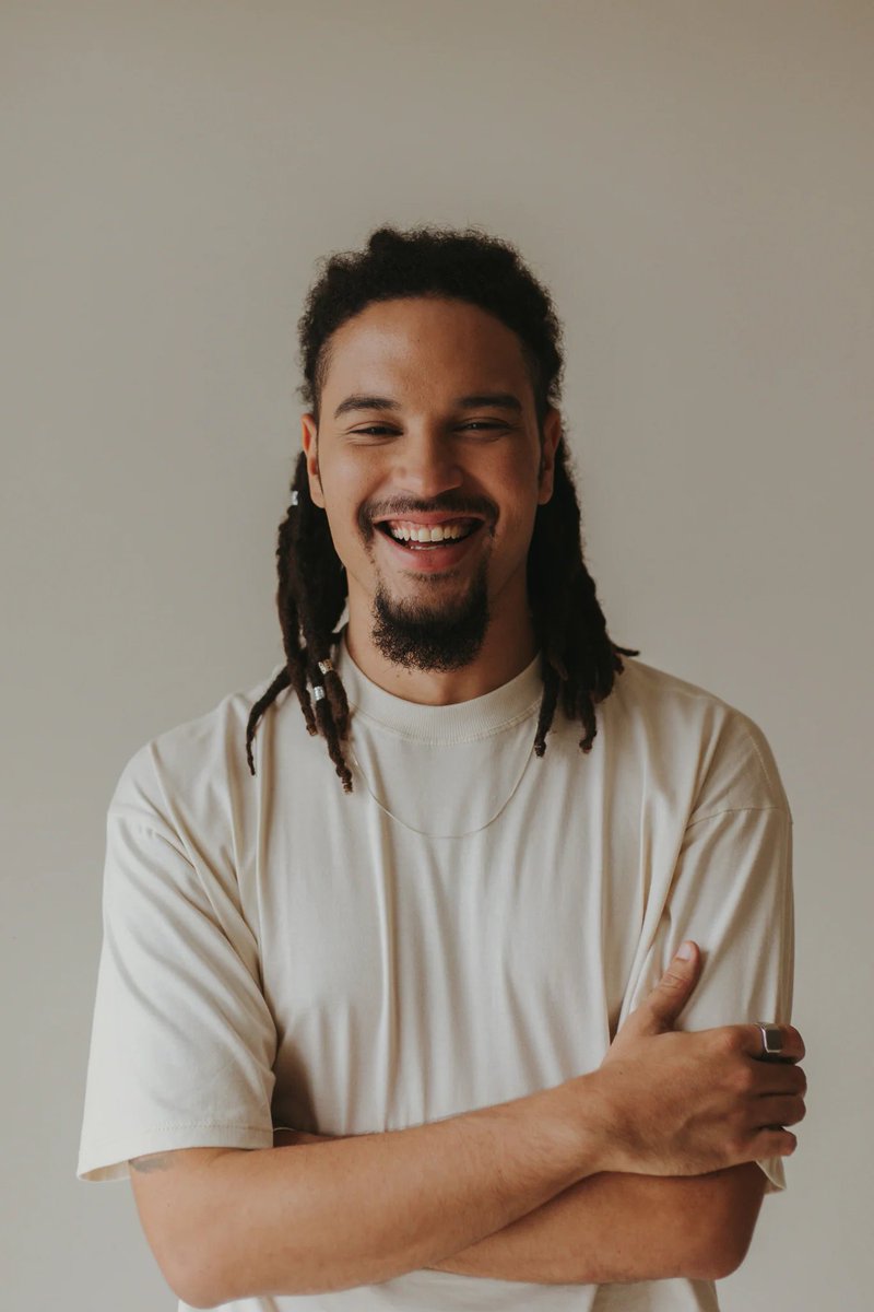 oxentepipoca's tweet photo. 📍🇧🇷 Diretamente da Marché du Film de Cannes 2026 —  ALEX, um drama de Marcos Alexandre que une Salvador e Paris através da dança e dos laços familiares.

No filme, um bailarino prodígio busca sua liberdade em uma companhia estrangeira enquanto lida à distância com uma inesperada doença de sua mãe.