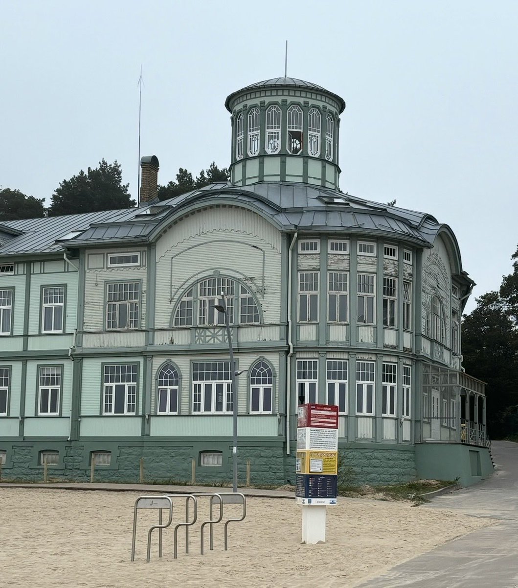 edweissenburg's tweet photo. Viele Paläste aus der Sowjet-Zeit werden restauriert und stehen als architektonische Kopien wieder auf. Nostalgie nach dem Vergangenen und Angst vor  dem autoritären Putinismus liegen nebeneinander. Hier ein Strandhaus zwischen Meer und den  ewigen baltischen  Wäldern von Lettland, Litauen und Estland.