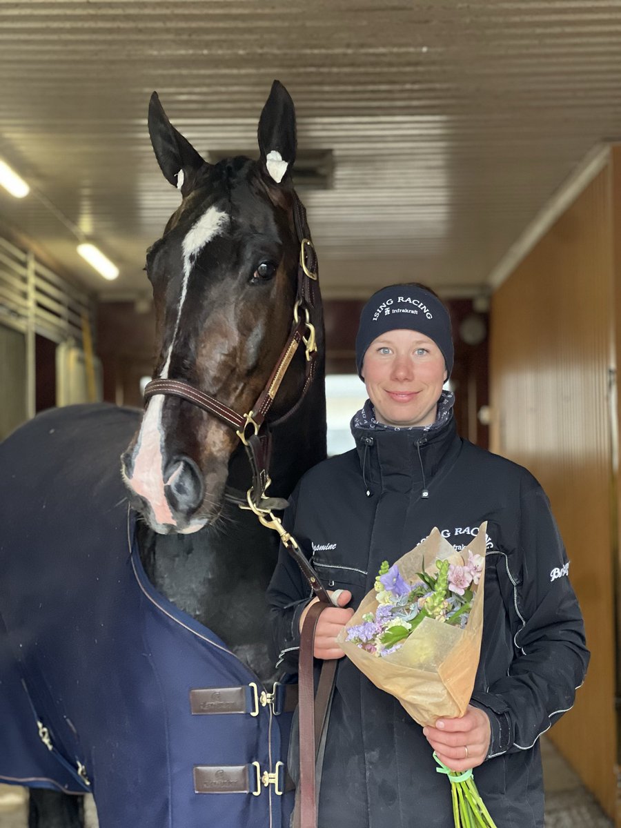 IsingRacing's tweet photo. Kingsman - sjunde raka segern!

Sagan fortsätter och han vann säkert tillsammans med sin kompis Jonathan Carre på Bergsåker.

40 000 kronor var förstapriset.

Flera av delägarna på plats och jublade. Sara sköter.

Vilken resa! https://t.co/1Mr8rccqWB