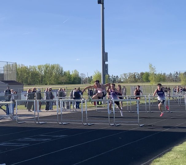 MYaggs_23's tweet photo. Trailways Conference Divisional - Big winds and 34deg wind chills🥶 - 16.06 in 110H for P1; P1 in 4x200; Senior class 4xhoodie (4x400) with Brady, Brett and @henry_geck26 @CoachNixonH @WinonaState_FB #betterthanyesterday https://t.co/SeWLF6fyk2