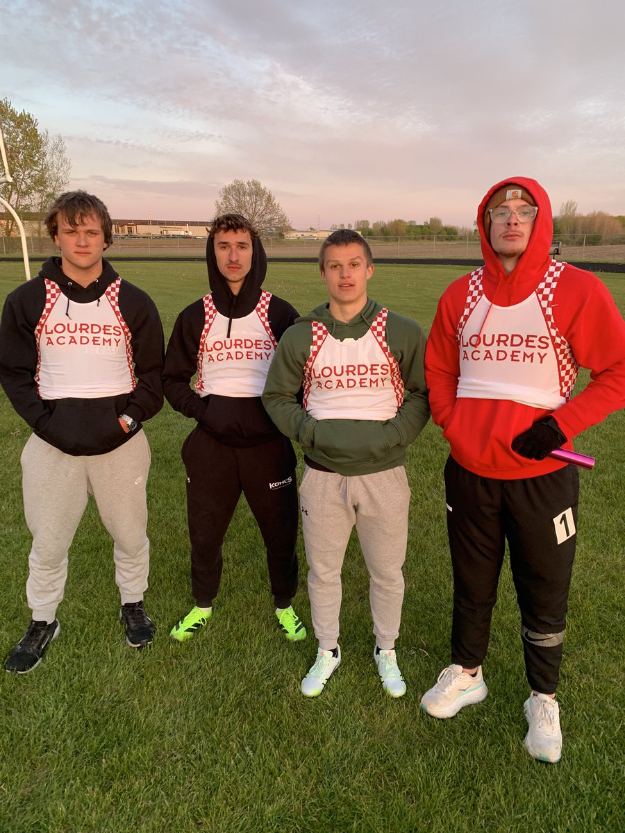 MYaggs_23's tweet photo. Trailways Conference Divisional - Big winds and 34deg wind chills🥶 - 16.06 in 110H for P1; P1 in 4x200; Senior class 4xhoodie (4x400) with Brady, Brett and @henry_geck26 @CoachNixonH @WinonaState_FB #betterthanyesterday https://t.co/SeWLF6fyk2