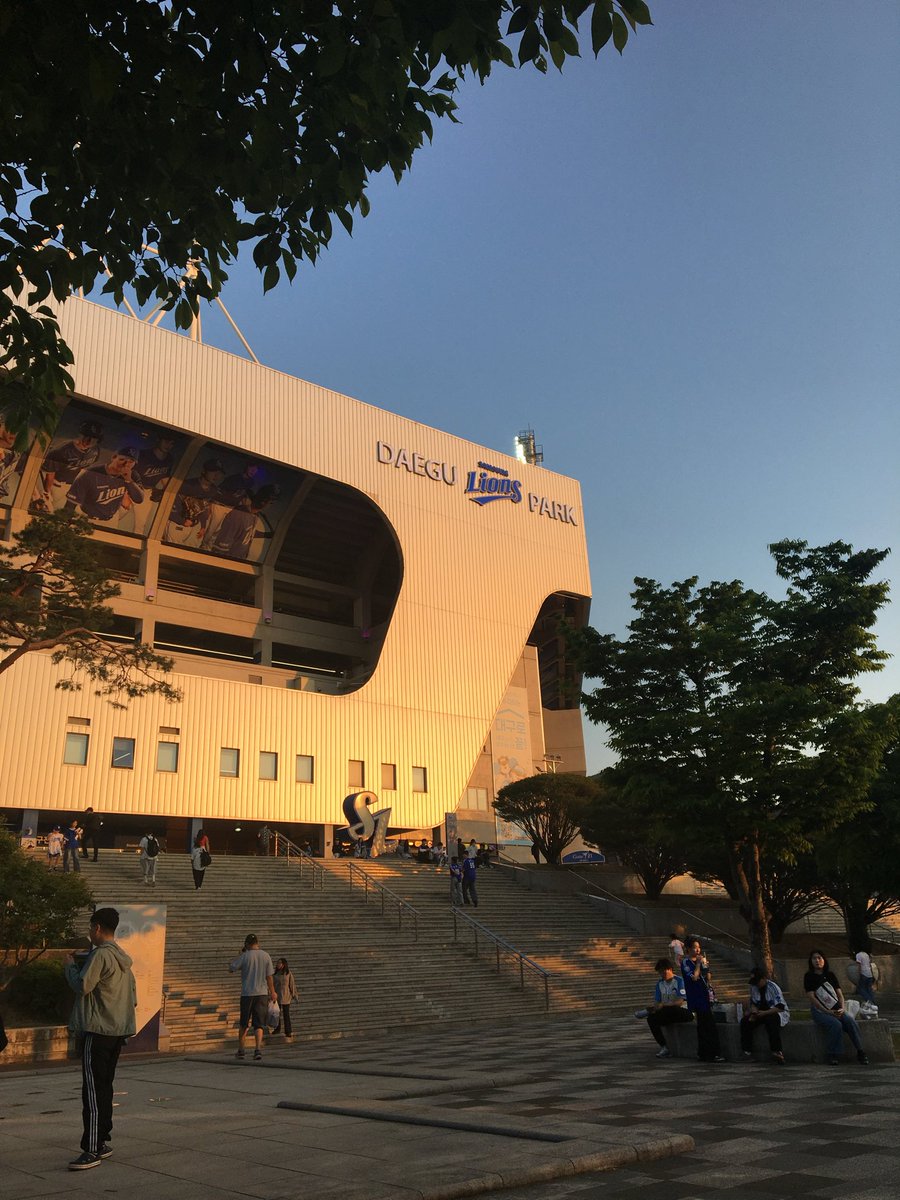 ukeeio's tweet photo. 육회비빔밥먹는데 야구를보여줌 신기한일이네요 https://t.co/h1lYzAa30C