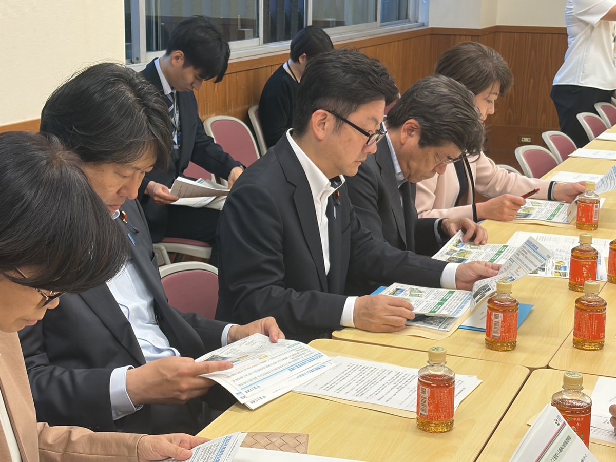 katsuyuki510's tweet photo. 【5月14日（木）午後】
代議士会。衆議院本会議、上がり案件4本。携帯電話不正利用防止法一部改正案、外国為替・外国貿易法一部改正案、地域公共交通活性化法一部改正案、産業競争力強化法一部改正案について、各委員長報告の後、賛成多数で可決。
全国原子力発��所所在市町村協議会総会第2部に出席。全国都市会館。地元からは須田善明女川町長が参加されていました。出席国会議員としてご挨拶。
自民党都市公園緑地等整備促進議員連盟総会。都市公園緑地の最近の取組について国土交通省・関係団体よりヒアリング。
教育立国推進協議会第32回総会。
自民党中央政治大学院第7回新人議員研修会。党員獲得について。北朝鮮による拉致問題の経緯と解決に向けて、山谷えり子党北朝鮮による拉致問題対策本部長、古屋圭司北朝鮮に拉致された日本人を早期に救出するために行動する議員連盟会長、横田拓也北朝鮮による拉致被害者家族連絡会代表からのお話を伺う。
事務所打合せ。
先輩より「責任ある積極財政」についてご教示いただく。

本日も活発に活動する一日。ゆっくりランチができないのは残念ですが、活動は充実。
午前中にたくさんの元気な中学生にお会いしましたが、彼らと同じ年代の横田めぐみさんが拉致されたことを思うと、他人事ではないと感じます。拉致問題に多くの方が関心を持っていただけるよう、拉致議連としてこれからも活動を続けます。