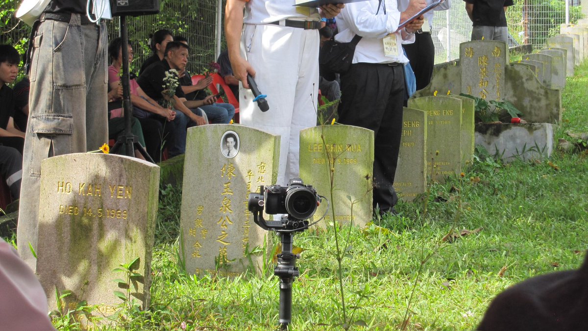 hueiting's tweet photo. The May 13 1969 Victim Burial Site was once set to be turned into a carpark in 2017 - but thanks to lobbying efforts from cultural workers and the public, it is now gazetted.

Last weekend, me and @yeeshan_13 attended the annual memorial service at the burial site in Sungai Buloh https://t.co/RRMfOAIHuf