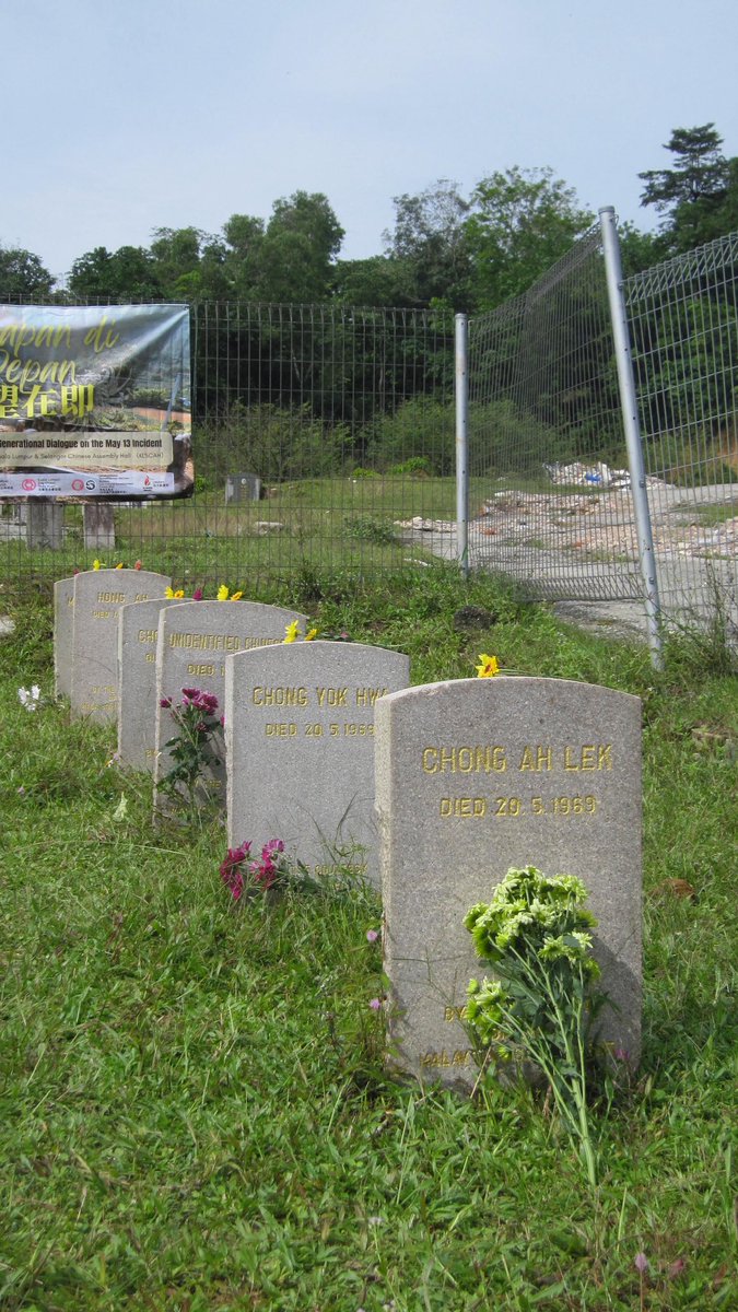 hueiting's tweet photo. The May 13 1969 Victim Burial Site was once set to be turned into a carpark in 2017 - but thanks to lobbying efforts from cultural workers and the public, it is now gazetted.

Last weekend, me and @yeeshan_13 attended the annual memorial service at the burial site in Sungai Buloh https://t.co/RRMfOAIHuf