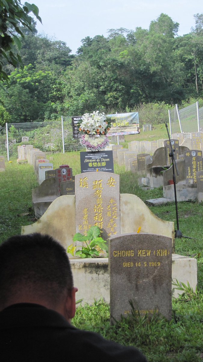 hueiting's tweet photo. It is a mass grave smaller than 2 badminton courts, with 100+ tombstones built closely together. Almost half of the tombstones are unidentified victims, most are Chinese, with a few Malay and Indian victims. https://t.co/Ewat4Nwtj8