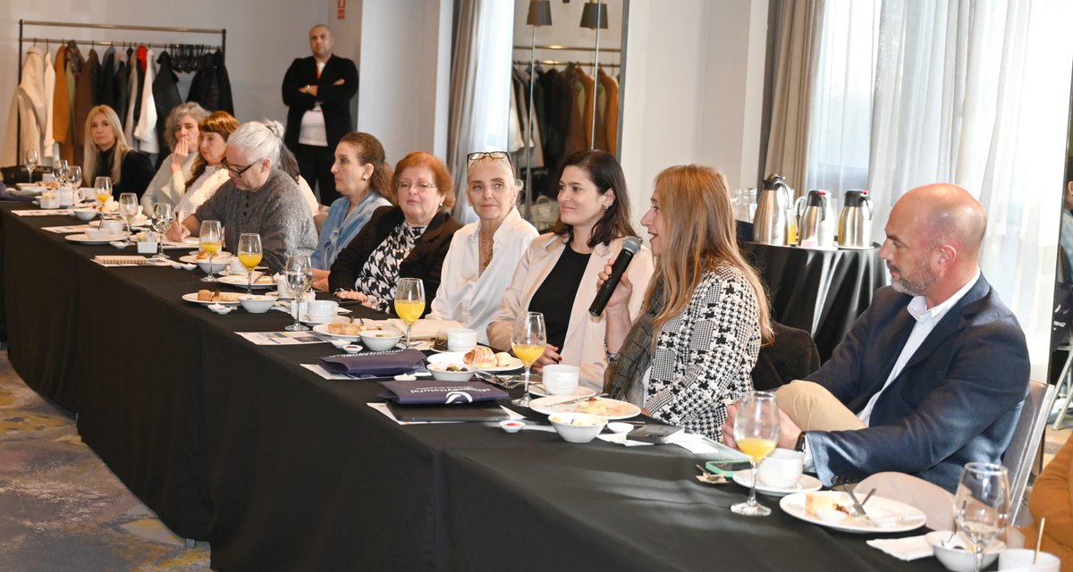 Uruguay_Natural's tweet photo. 📌 Se desarrolló el primer Desayuno de Trabajo del Programa Embajadores, liderado por el Ministerio de Turismo y la Asociación Uruguaya de Organizadores de Congresos, Ferias, Exposiciones y Afines.

Participaron de la actividad el Ministro de Turismo, Pablo Menoni; el Director Nacional de Turismo, Cristian Pos; y la Directora General, Florencia Ualde. 

Este nuevo encuentro estuvo dirigido al sector académico, con el objetivo de acercar los aspectos más relevantes del Programa y continuar fortaleciendo el posicionamiento de Uruguay como sede de eventos internacionales.

El turismo de reuniones representa una industria estratégica para el país. Cada visitante que llega a Uruguay por un congreso o convención genera un impacto económico significativamente superior al del turismo tradicional, impulsando sectores clave como la hotelería, la gastronomía, el transporte, el comercio y los servicios profesionales.

#UruguaySorprende