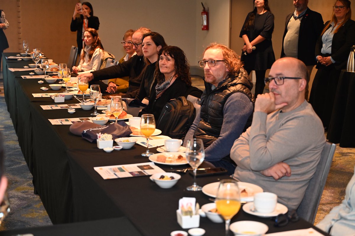 Uruguay_Natural's tweet photo. 📌 Se desarrolló el primer Desayuno de Trabajo del Programa Embajadores, liderado por el Ministerio de Turismo y la Asociación Uruguaya de Organizadores de Congresos, Ferias, Exposiciones y Afines.

Participaron de la actividad el Ministro de Turismo, Pablo Menoni; el Director Nacional de Turismo, Cristian Pos; y la Directora General, Florencia Ualde. 

Este nuevo encuentro estuvo dirigido al sector académico, con el objetivo de acercar los aspectos más relevantes del Programa y continuar fortaleciendo el posicionamiento de Uruguay como sede de eventos internacionales.

El turismo de reuniones representa una industria estratégica para el país. Cada visitante que llega a Uruguay por un congreso o convención genera un impacto económico significativamente superior al del turismo tradicional, impulsando sectores clave como la hotelería, la gastronomía, el transporte, el comercio y los servicios profesionales.

#UruguaySorprende