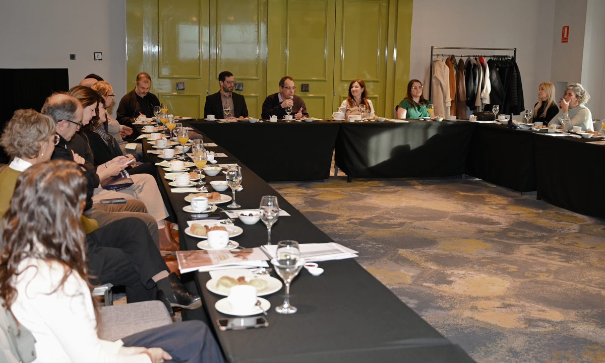 Uruguay_Natural's tweet photo. 📌 Se desarrolló el primer Desayuno de Trabajo del Programa Embajadores, liderado por el Ministerio de Turismo y la Asociación Uruguaya de Organizadores de Congresos, Ferias, Exposiciones y Afines.

Participaron de la actividad el Ministro de Turismo, Pablo Menoni; el Director Nacional de Turismo, Cristian Pos; y la Directora General, Florencia Ualde. 

Este nuevo encuentro estuvo dirigido al sector académico, con el objetivo de acercar los aspectos más relevantes del Programa y continuar fortaleciendo el posicionamiento de Uruguay como sede de eventos internacionales.

El turismo de reuniones representa una industria estratégica para el país. Cada visitante que llega a Uruguay por un congreso o convención genera un impacto económico significativamente superior al del turismo tradicional, impulsando sectores clave como la hotelería, la gastronomía, el transporte, el comercio y los servicios profesionales.

#UruguaySorprende