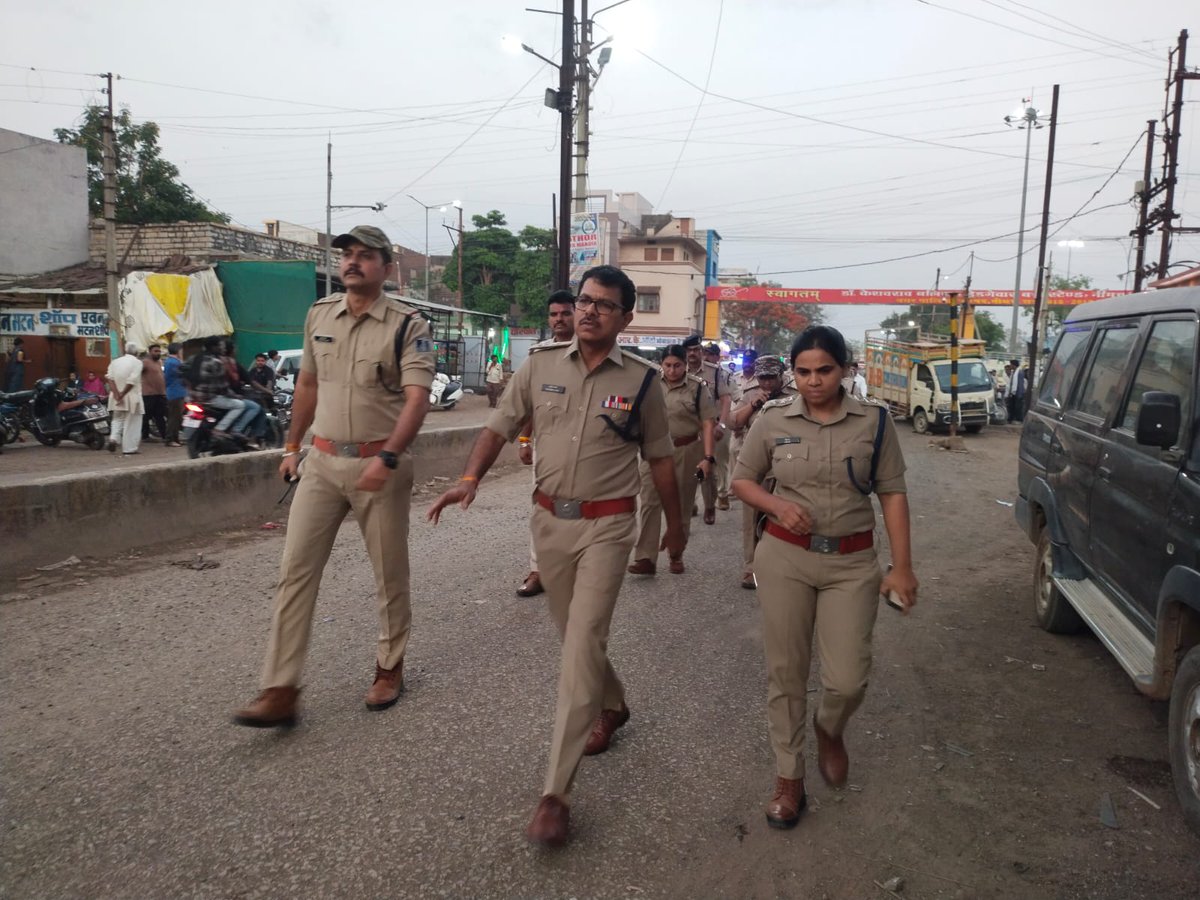 SP_Neemuch's tweet photo. एसपी श्��ी राजेश व्यास के नेतृत्व में नीमच पुलिस का फ्लैग मार्च-आमजन में पुलिस के प्रति विश्वास और अपराधियों में भय उद्वेश्य को दृष्टिगत रखते हुए एसपी श्री राजेश व्यास द्वारा नीमच शहर के संवेदनशील क्षेत्रों एवं प्रमुख मार्गो पर पुलिस बल के साथ फ्लैग मार्च @CMMadhyaPradesh @DGP_MP https://t.co/I1uBpSSVfh