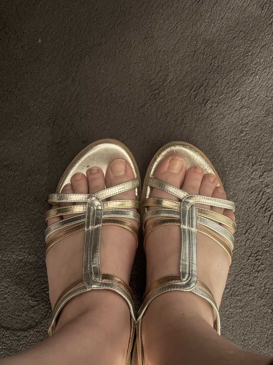OrteilDhibiscus's tweet photo. Vend photo de pied. Cherche bon payeur. Possibilité de faire offre pack. Dm moi espèce de chien soumis. #fetichiste #pied #moneyslave https://t.co/Ekt9lN8jYq