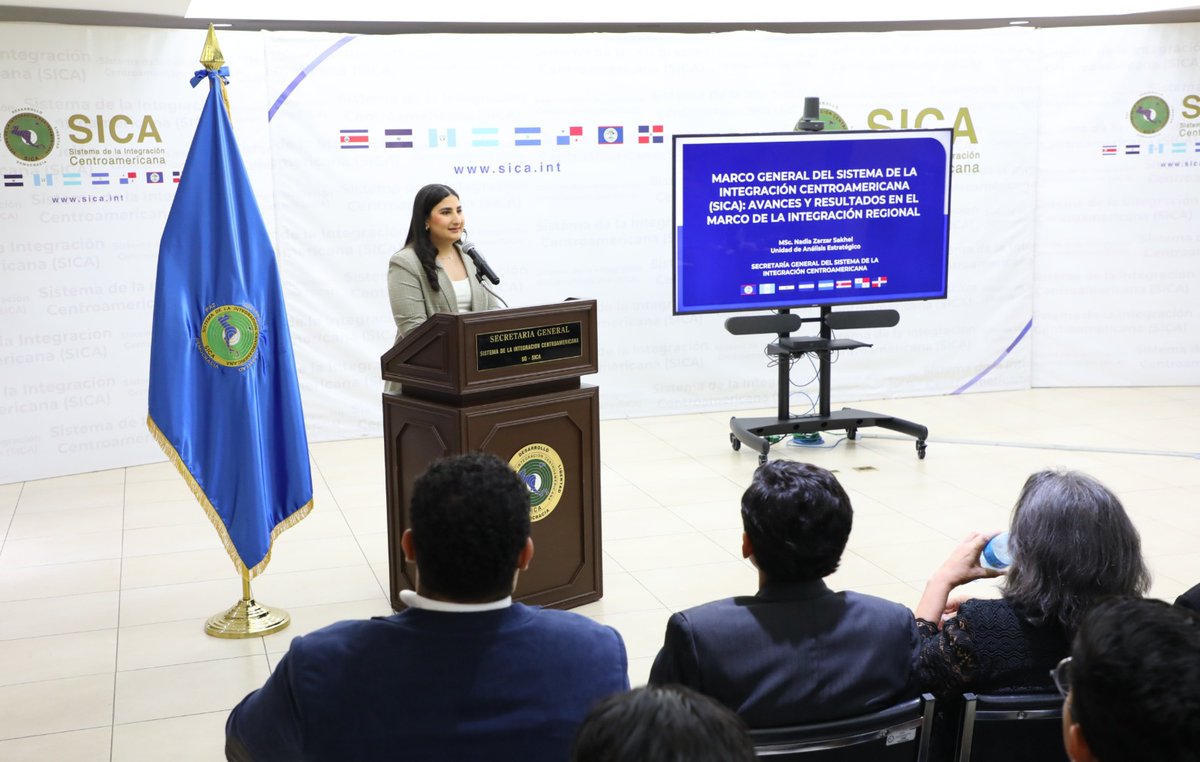 sg_sica's tweet photo. Un aproximado de 100 estudiantes de las Licenciaturas en Ciencias Jurídicas, así como de Relaciones Internacionales y Comercio Exterior, de la Universidad Católica de El Salvador visitaron la #CasaDeCentroamérica para ser parte de una jornada de formación sobre el proceso de #IntegraciónCentroamericana. 

Durante la visita académica se profundizó en la historia de la #Integración, desde la Organización de Estados Centroamericanos #ODECA, uno de los primeros pasos hacia la integración, hasta la creación y funcionamiento del #SICA. 

Una conferencia abarcó el marco general del SICA y se destacaron las acciones claves, principales logros y el trabajo conjunto de los países de la región para fortalecer y profundizar la #IntegraciónRegional.

Desde la Secretaría General del #SICA continuamos fortaleciendo el conocimiento y promoviendo el diálogo entre las nuevas generaciones sobre  los principios y logros de la integración centroamericana.

#GestiónDelConocimientoSICA #JuventudSICA #IntegraciónRegional #RegiónSICA