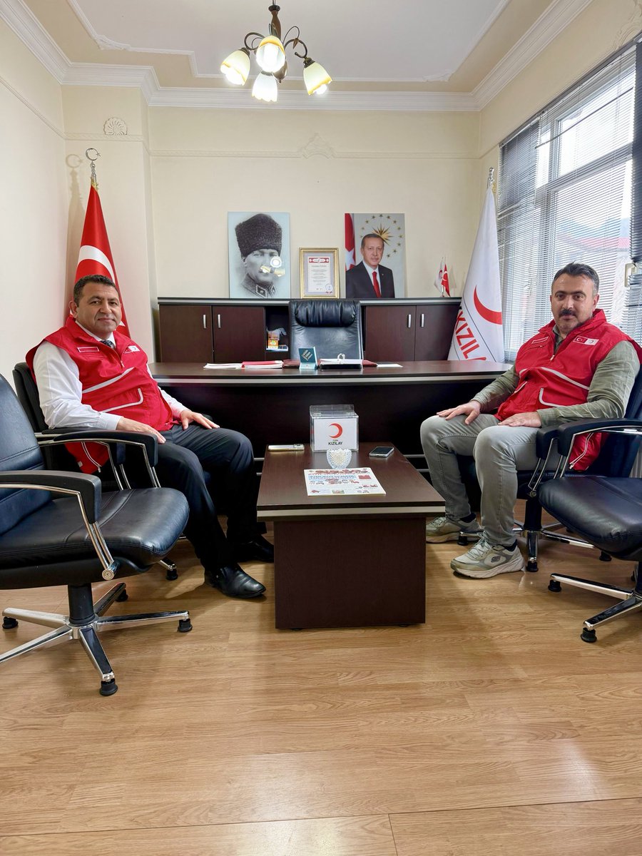 MuhammedDeniz23's tweet photo. #Kızılay #Gümüşhane İL Başkanı Sn.Hanefi OKUR’A yeni görevinin hayırlı uğurlu olmasını temenni ediyorum. 
Kızılay’ı sevmek, insanlığı sevmektir."
Yardım eli uzatmak, bir hayat kurtarmaktır; bu elin adıdır."
Gönüllü ellerin birleştiği yer, umudun bitmediği Kızılay’dır." https://t.co/C8jtiLuBkP
