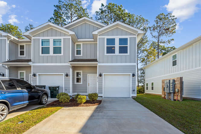 PepperWRealtor's tweet photo. Just Reduced: 3 BD end-unit townhome in Pensacola's Admiral's Quarter. Now $239,900 (↓$10K). More windows + green space than interior units. Wooded backyard. Garage. Smart home. Move-in ready. Near NAS, NFCU &amp; UWF. Details: https://t.co/7Nbu2Nqp0V 

#PensacolaRealEstate https://t.co/KSo3TXhEGU