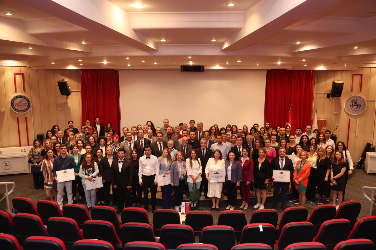 DEU_Veteriner's tweet photo. Fakültemiz, YÖK Engelsiz Üniversite Bayrak Ödülleri kapsamında “Sosyo-Kültürel Faaliyetlerde Erişilebilirlik” alanında Mavi Bayrak ödülüne layık görüldü.
Ödül, Rektörümüz tarafından Dekanımız Prof. Dr. Zafer BULUT ve Komisyon Başkanı Prof.Dr.Meltem KUMAŞ KULUALP'e takdim edildi. https://t.co/wpzBCVNj4Y