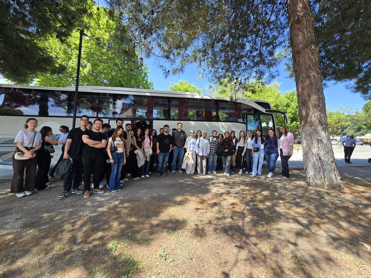 EsoguWeb's tweet photo. Türkiye’nin en büyük bölgesel kariyer fuarı olan MARMARAKAF’26, Bursa Uludağ Üniversitesi ev sahipliğinde gerçekleşti. Üniversitemizin de paydaşı olduğu fuarda ikinci gün ESOGÜ Kariyer Geliştirme Uygulama ve Araştırma Merkezi'mizin organizasyonuyla gelen öğrencilerimiz de hem standımızda öğrencilerle ilgilendiler hem de fuarı gezerek firmalarla görüşme imkanı buldular.
#GençliğinÜretimÇağı #MarmaraKaf26 #EskişehirOsmangaziÜniversitesi #EsogüBurada