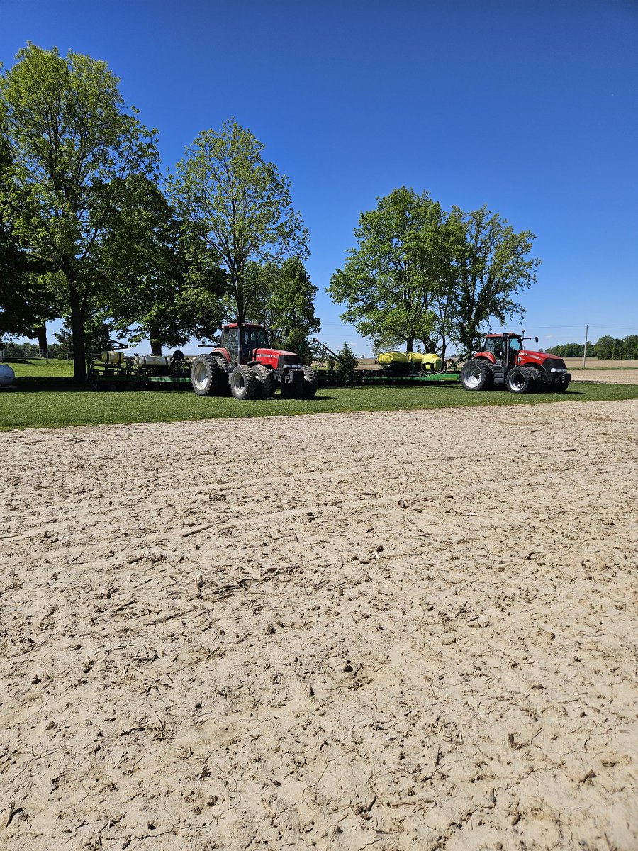 Corn_Bread89's tweet photo. I don't know how much planter we need for the last 40 acres, but I know how much we're going to use. https://t.co/WsBQRr1SVV