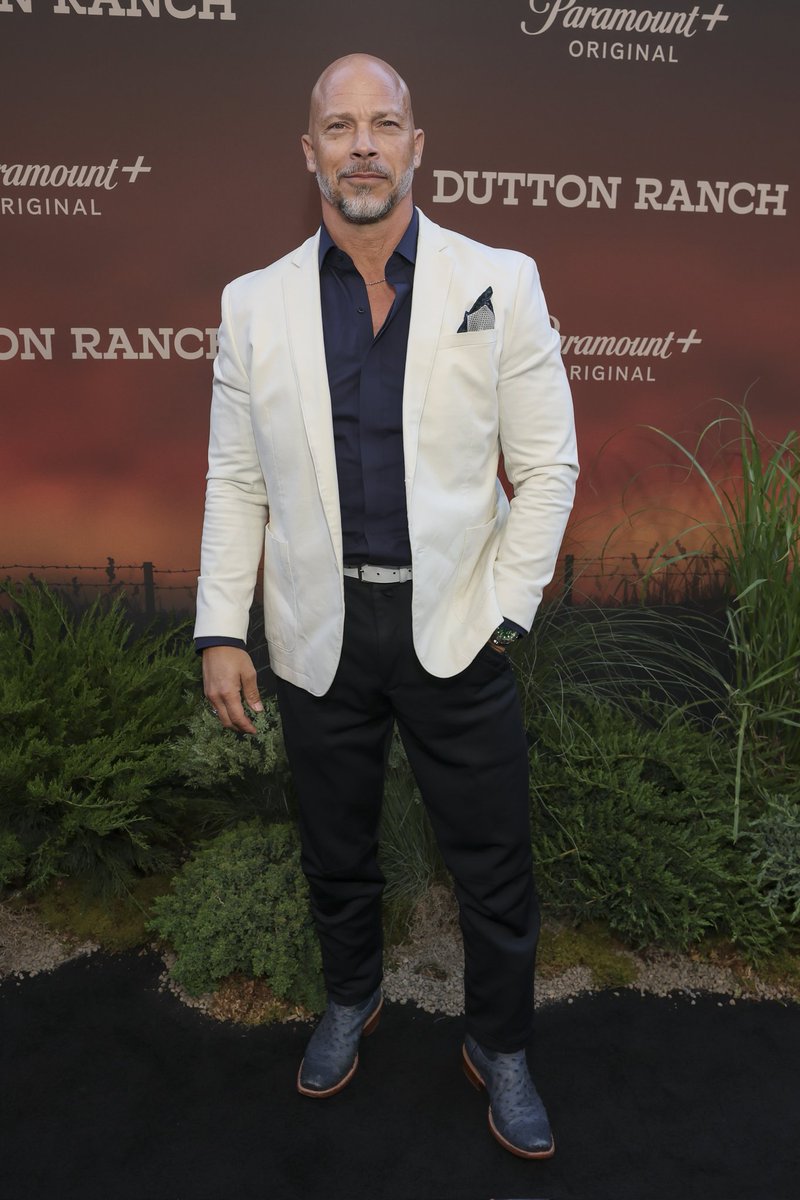 elBertoColon's tweet photo. @duttonranch premier in NYC. Absolutely thrilled to be part of this hardworking group of gifted artist and producers. Streaming May 15th on @paramountplus

#duttonranch 
@colehauser
#kellyreilly
#christinaalexandravoros
@GregYaitanes
@jtothelowrey 
#annettebenning
#EdHarris https://t.co/p8t8XxnsYo
