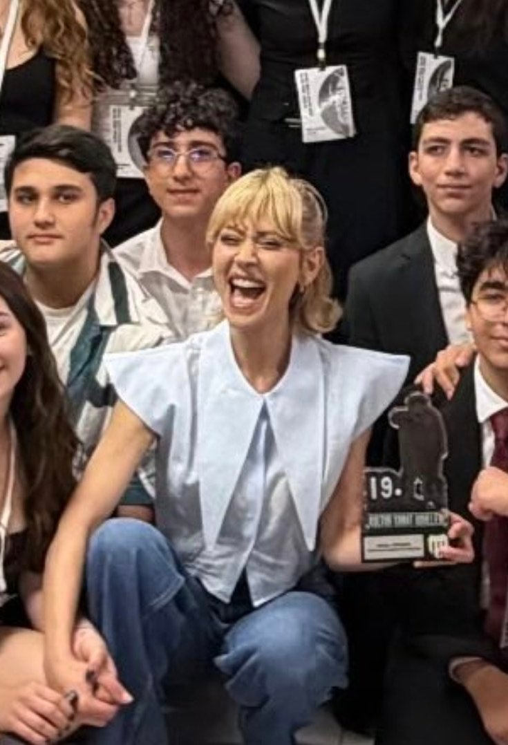 DiziciBagyan's tweet photo. Hazal Türesan, Vefa Lisesi’nde düzenlenen 19. Kemal Sunal Kültür Sanat Ödülleri’nde, “Bildiğin Gibi Değil” filmindeki performansıyla “En İyi Kadın Oyuncu” ödülünü aldı. https://t.co/a8D6UrUMh8