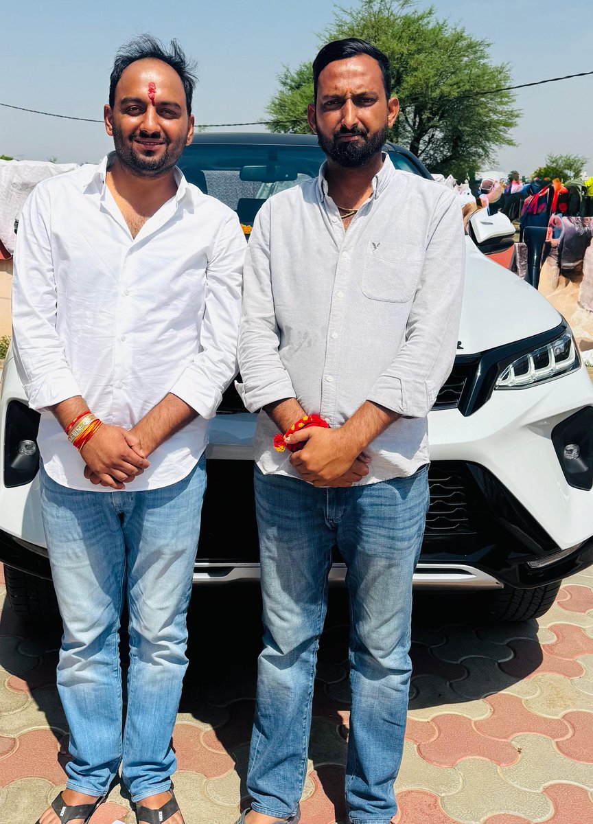 RanverSinghania's tweet photo. जो भी मिला है, महादेव की कृपा से मिला है।माँ और बड़ी बहन के हाथों पूजा करवाकर नई सफर की शुरुआत 🙏
#3004 https://t.co/WeuOMBD7zX