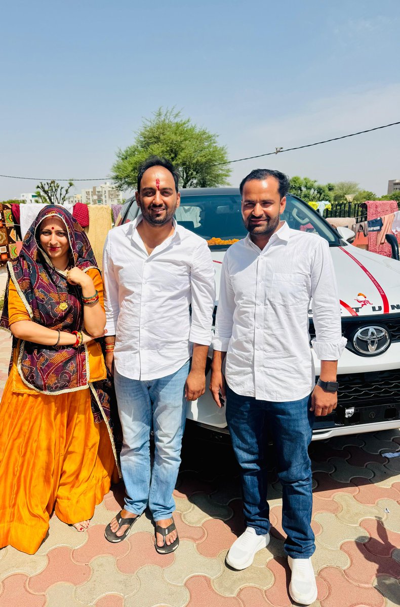 RanverSinghania's tweet photo. जो भी मिला है, महादेव की कृपा से मिला है।माँ और बड़ी बहन के हाथों पूजा करवाकर नई सफर की शुरुआत 🙏
#3004 https://t.co/WeuOMBD7zX