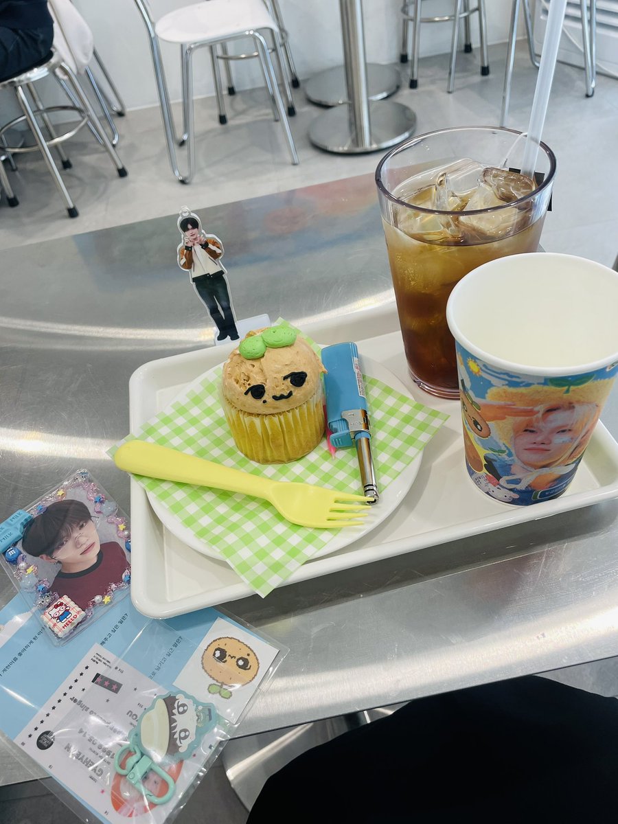 paleblue_vv's tweet photo. みんな🥔写生大会してて、私もせっかくだしって書いたら楽しくて、ラキドロもやったら1등当たって😭好きな写真選んで、後で受取だったんだけど、取り行ったら「めっちゃラッキーですね！」って言われて、よく見たらケヒョンがサイン入れてくれてたㅠㅠ
家宝にする…

#계현감자를찾아라
#계현 https://t.co/0g4ogTsmoY