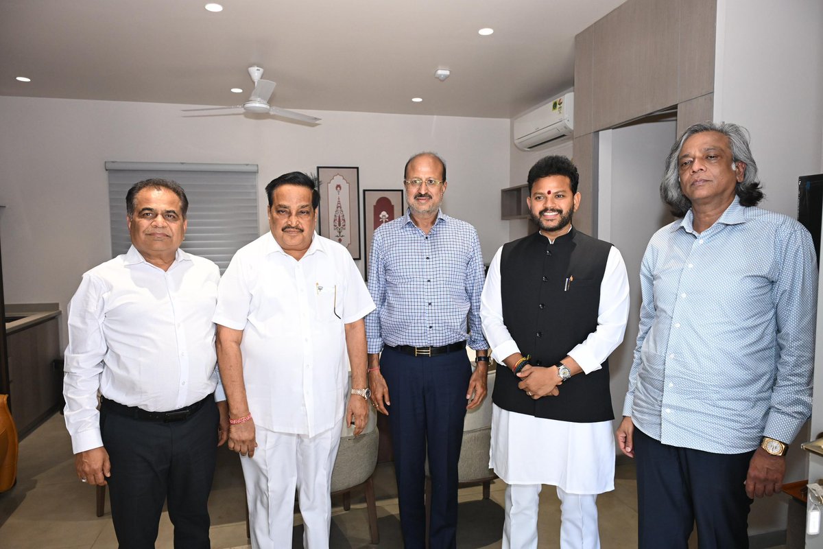 CRPaatil's tweet photo. आज केंद्रीय नागरिक उड्डयन मंत्री श्री @RamMNK जी से सूरत एयरपोर्ट की कनेक्टिविटी बढ़ाने हेतु चर्चा की।

सूरत से आए प्रतिनिधिमंडल ने विभिन्न घरेलू एवं अंतरराष्ट्रीय गंतव्यों के लिए उड़ानों की संख्या बढ़ाने, पूर्व में बंद हुई अंतरराष्ट्रीय सेवाओं को पुनः प्रारंभ करने तथा नए संभावित रूट्स विकसित करने की आवश्यकता पर चर्चा की।