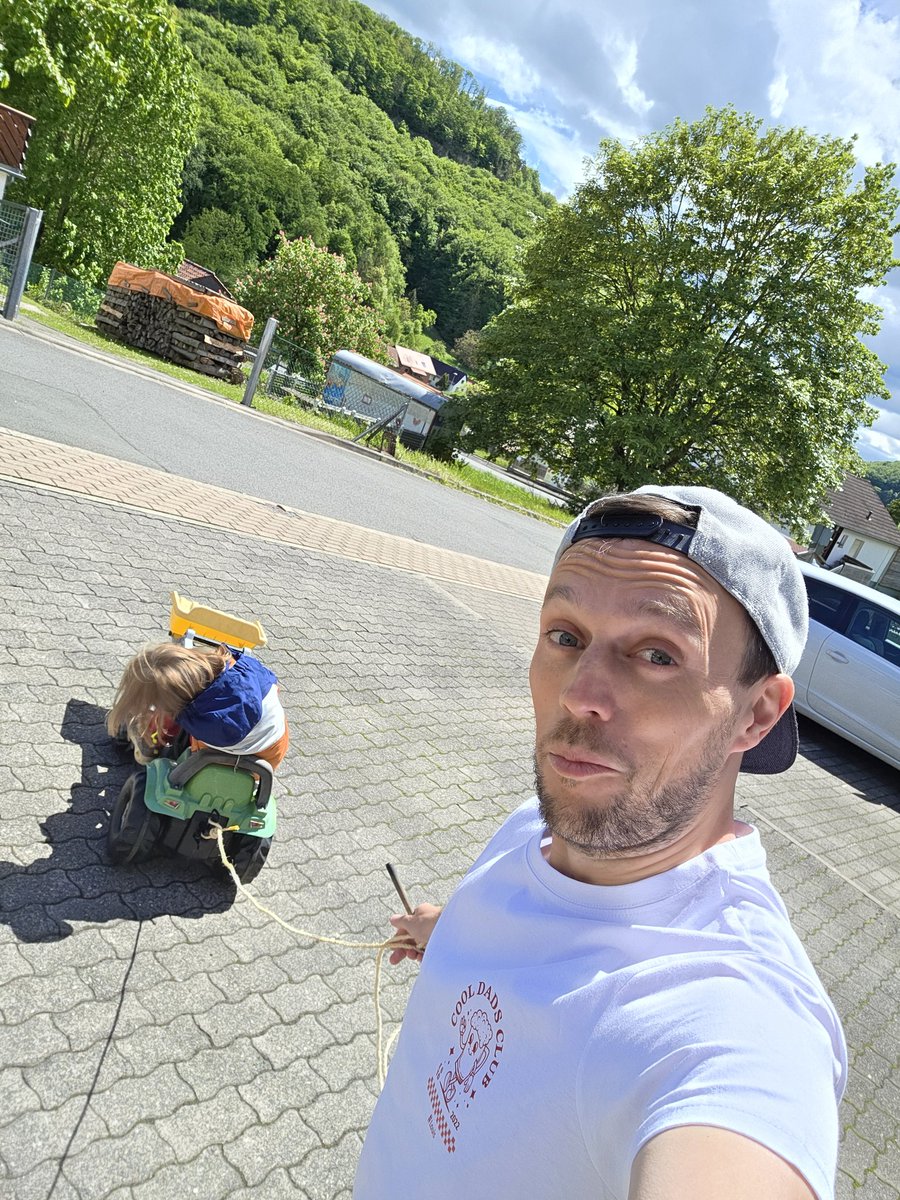 nilskern17's tweet photo. Achja: schönen Papatag an alle! 🌞⛰️
#KernKid https://t.co/jlJ3Fe9fJf
