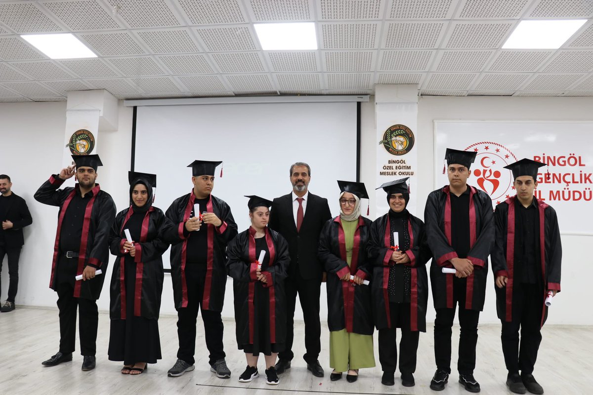bingolmem's tweet photo. 🌿💙 10-16 Mayıs Engelliler Haftası kapsamında, Bingöl Özel Eğitim Meslek Okulu tarafından hazırlanan Farkındalık Programı, İl Müdür Vekilimiz Orhan Buğrahan’ın katılımlarıyla gerçekleştirildi.

🎭🎶 Saygı duruşu ve İstiklâl Marşı’nın (işaret diliyle) okunmasıyla başlayan program; şiirler, skeçler, halk oyunları, meddah ve Hacivat-Karagöz gösterileriyle zenginleşti.

🎓✨ Mezuniyet töreni bölümünde okul birincisine diploması İl Müdür Vekilimiz Orhan Buğrahan tarafından takdim edilirken, diğer mezun öğrencilerimizin diplomaları Okul Müdürü Burhan Bürkek tarafından verildi.

🌟 Öğrencilerimizin performansları ve mezuniyet heyecanı programa ayrı bir anlam kattı.

🤝💫 Sevgiyle engelleri aşan bu özel günde emeği geçen tüm öğretmen ve öğrencilerimize teşekkür ediyoruz.

@tcmeb @Yusuf__Tekin 
@bingolvaliligi @celikcahit 
@MebOrgm @MustafaOzel66 
@Orhanbugrahan
