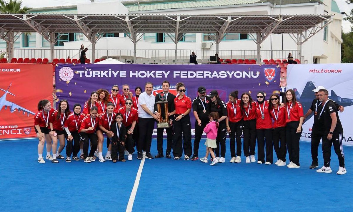 gazianteppolis's tweet photo. Türkiye Hokey Federasyonu 2025-2026 Kadınlar Açık Alan Süper Lig Şampiyonu olan Gaziantep Polisgücü Kadın Hokey Takımını tebrik ediyoruz. 🏆👏👏👏

@polisgucuhokey 
#GaziantepEmniyet https://t.co/7iJnisGJEM