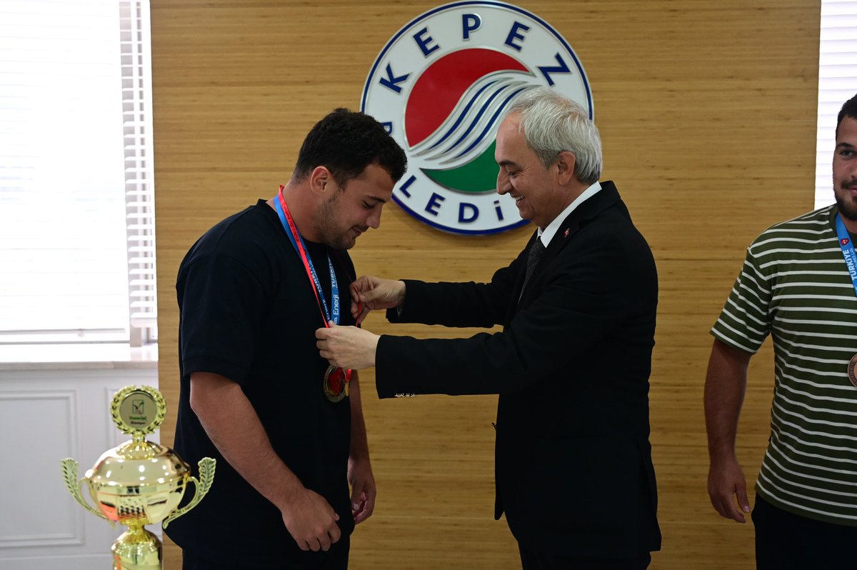 mesutkocagoztr's tweet photo. Türk'ün en eski geleneklerinden biri olan Yağlı Güreş kültürünü Kepez'imize yeniden kazandırdık. 

Pehlivanlarımız katıldıkları güreşlerden iyi sonuçlarla dönmeye başladı. Başaltı Pehlivanlarımızdan Rıza Durmuş, Yağlı Güreş Ligi İkinci Etabı olan Manavgat Yağlı Pehlivan Güreşleri'nde 1. olurken, bir diğer Başaltı Pehlivanımız İlker Durmuş ise Gaziantep Şahinbey Güreşleri'nde 3. olarak bizleri gururlandırdı. 

Her iki pehlivanımız kupa ve madalyalarıyla bugün bizleri ziyaret etti. Aldıkları başarılı sonuçlardan dolayı Rıza ve İlker kardeşlerimi can-ı gönülden kutluyorum. Kepez'imizin adını dualı çayırda duyurmaya devam edeceğiz.