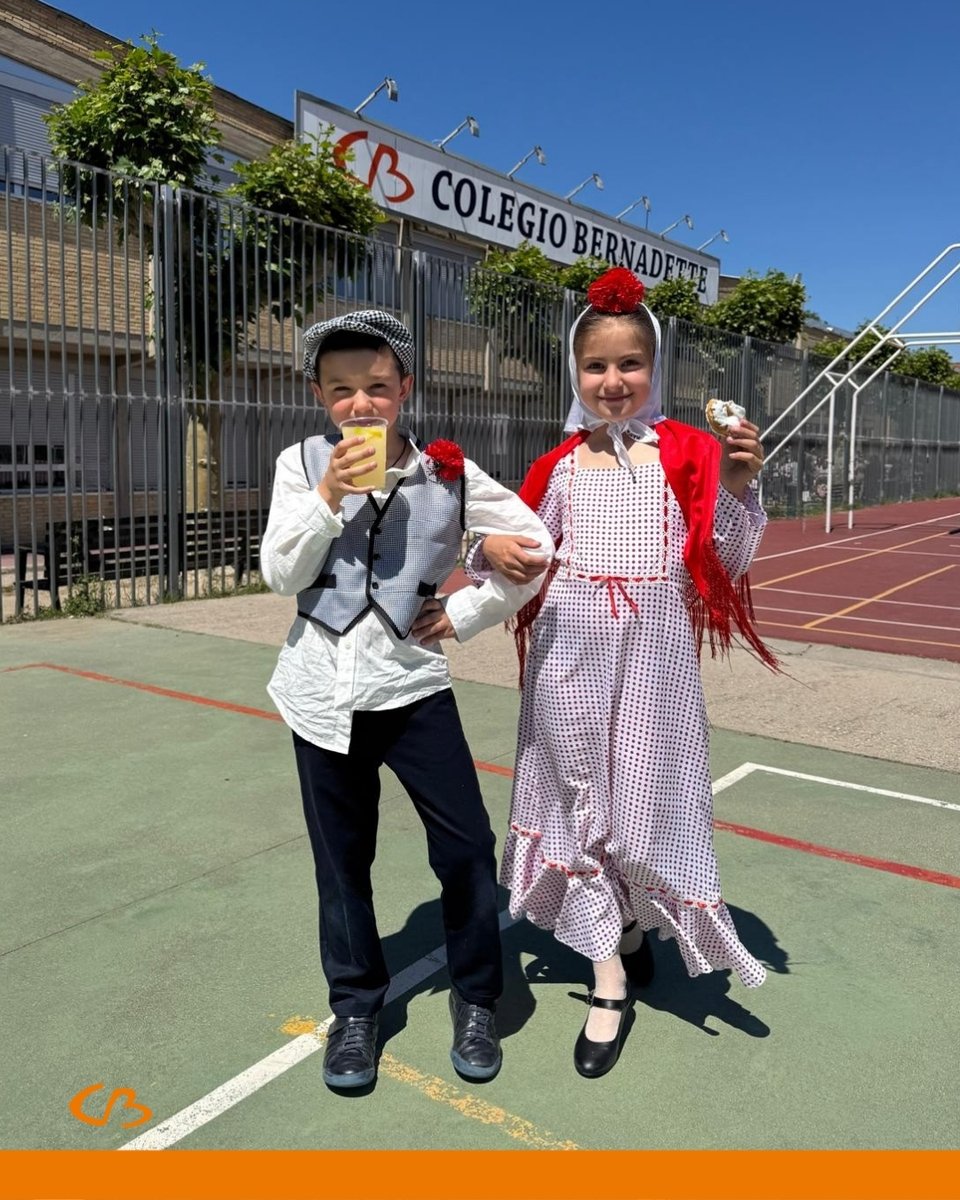 ColBernadette's tweet photo. 🎉 ¡Así hemos celebrado San Isidro en el cole!

👏🏻 Nuestra propia pradera, juegos tradicionales, baile de chotis y para terminar, rosquillas con limonada.

💃 ¡Un día para recordar!

#SanIsidro #alumnoCB #Madrid #chulapos https://t.co/002ZR4q50g